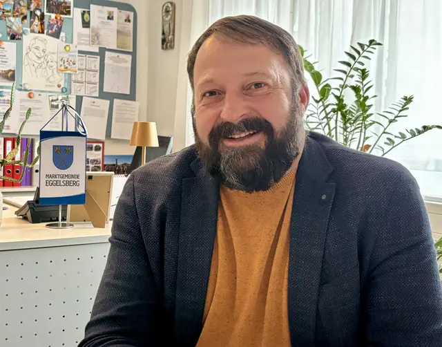 Bürgermeister Josef Maislinger (FPÖ) in seiner Amtsstube in Eggelsberg. | Foto: Barbara Ebner/MeinBezirk