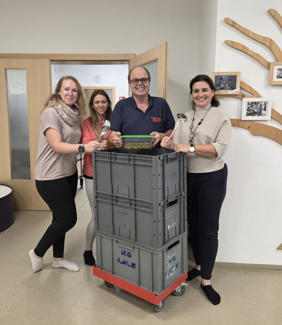 Bürgermeisterin Susanna Kittinger (re.) mit Herbert Buchinger und Kinderbetreuerinnen im Kindergarten mit Zwergenburg Tullnerstraße. | Foto: StAW