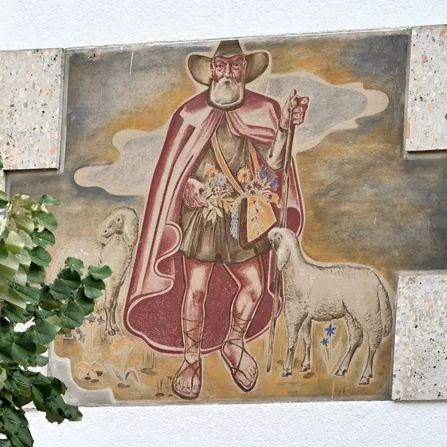 Wandbild von 1940 des Wiener Malers Walter Harnisch an der Fassade der Stadt-Apotheke "Zum Guten Hirten" in Amstetten. | Foto: Hans-Peter Kriener