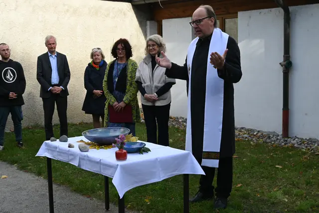 Bischof Hermann Gletter sprach seinen Segen für die Räumlichkeiten des Projekts Leo aus. | Foto: Lucia Königer
