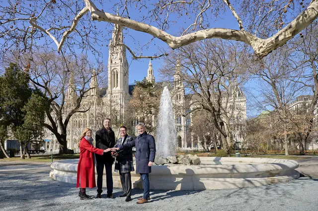 v. l.: die stellvertretende Bezirkschefin Grabetz (SPÖ), Bezirksvorsteher Figl (ÖVP), Stadtrat Czernohorszky (SPÖ) und Architekt Hellmeier bei der Inbetriebnahme des Rathausbrunnens. | Foto: Stadt Wien/Markus Wache