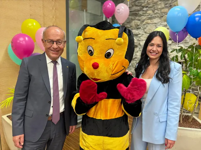 "Sumsi", das Maskottchen der "Raika", besuchte die Filiale in Eggenburg. | Foto: Markus Kahrer