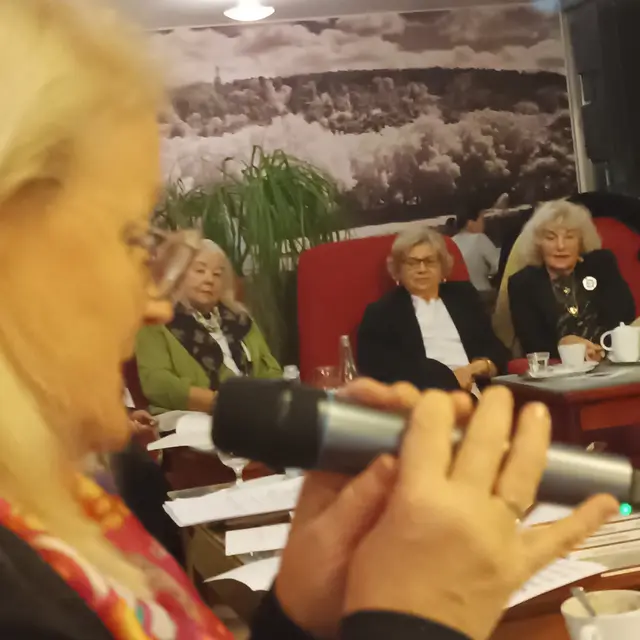 Lesung im slowakischen Piešťany:  Olga Murzina, sitzend von links nach rechts: Margarete Fugger, Jana Macháčová und Jozefina Hrkolová-Hladká  | Foto: Erwin Matl