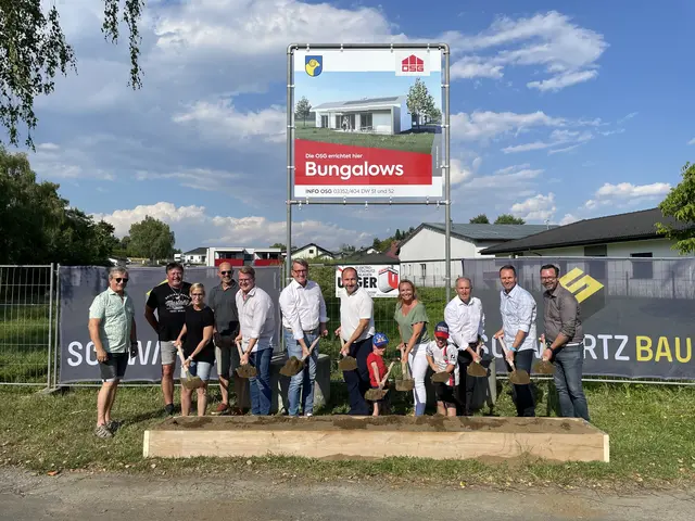 Vertreter von OSG, Gemeinde und Professionisten nahmen den Spatenstich für sechs neue Bungalows in Großpetersdorf vor.  | Foto: OSG