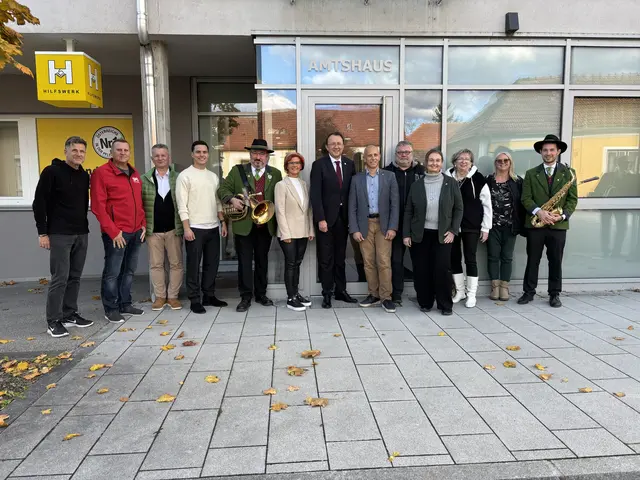 Die Anwesenden der Weihnachtsbaumverabschiedung vor dem Gemeindeamt in Fels am Wagram: Dietmar Zeiss (Marketing St. Pölten GmbH), geschäftsführender Gemeinderat Josef Mitterhofer, Franz Paschinger (Weingut Urbanihof), Jakob Paschinger (Weingut Urbanihof), Karl Paradeiser (Hauerkapelle Fels), Sonja Paschinger (Weingut Urbanihof), Bürgermeister Matthias Stadler (St. Pölten), Bürgermeister Mag. Hannes Zimmermann (Fels am Wagram), Andreas Treml (Verein Fels verein(t)), geschäftsführende Gemeinderätin Sabine Treml (Verein Fels verein(t)), Christine Lukaschek (Fremdenverkehrsverein Fels), Gemeinderätin Ulrike Loicht und Jakob Edlinger (Hauerkapelle Fels). | Foto: Victoria Edlinger