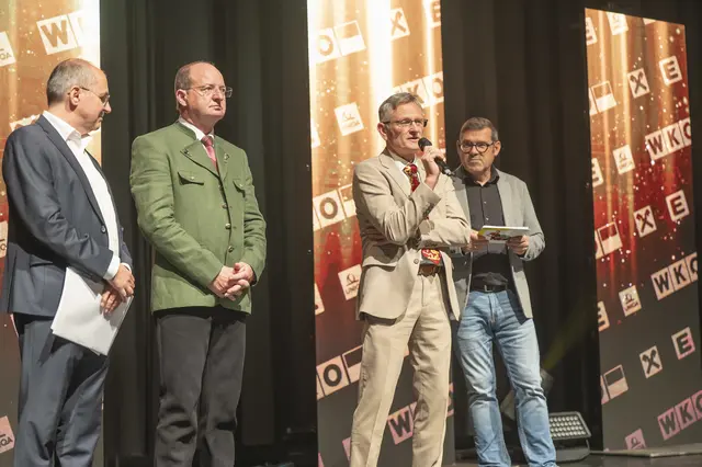 Auf der Bühne bei der großen Gala: Andreas Schlemmer, Herbert Ritter, Bernhard Stranzl und Moderator Gregor Waltl (v. l.) | Foto: Foto Fischer