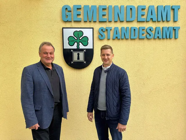 Johannes Kampenhuber übergibt den Ortschef-Sessel an Martin Ziegler (re.). | Foto: Gemeinde Dietach