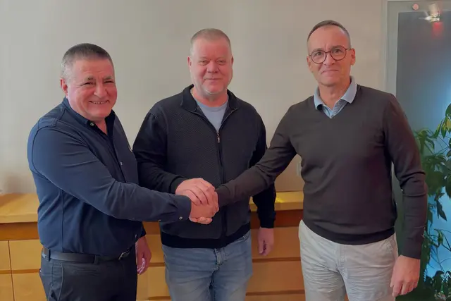 Jožef Repatec (links) und Slavko Mori (Mitte) von Remoplast mit Christof Unterguggenberger von Strussnig (rechts) nach der Vertragsunterzeichnung | Foto: Strussnig/Remoplast