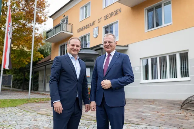 Landeshauptmann Thomas Stelzer (r.) wünschte dem kandidierenden Vizebürgermeister Gerald Nußbichler (l.) alles Gute für die bevorstehende Wahl  | Foto: OÖVP