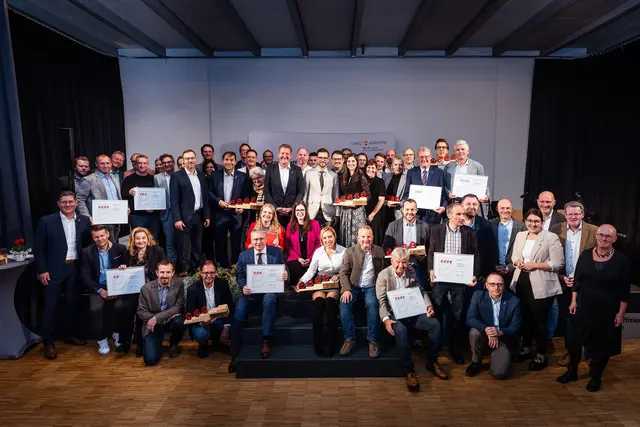 Vertreterinnen und Vertreter der Gemeinden bei der Verleihung. | Foto: e5-Landesprojekt 
