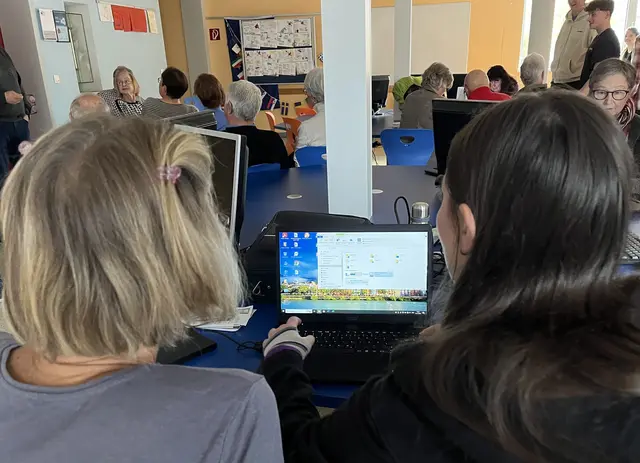 In der Computeria wird Hilfestellung rund um die digitalen Herausforderungen geleistet. | Foto: Computeria
