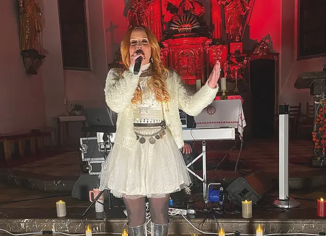 Hannah wird beim Konzert vom KiKiChor unterstützt. | Foto: Hannah