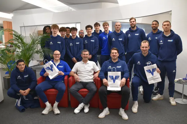 Die Spieler und Coaches der Unger Steel Gunners Oberwart besuchten die Volksbank in Oberwart. | Foto: Michael Strini