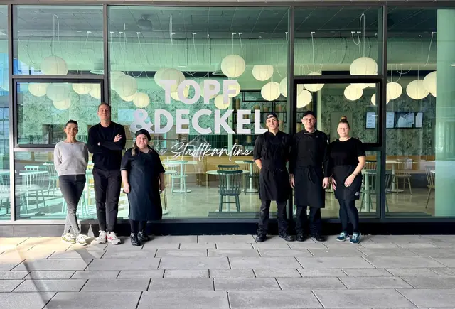 Das Team vom neuen "Topf &amp; Deckel"-Standort ist bereit für die große Eröffnungsfeier.  | Foto: Topf & Deckel