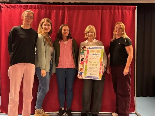 Gioia Schmid-Schmidsfelden (Spielerin des Programms), Eva Berger und Monika Oitner (Kinderschutzzentrum Innviertel), Anna Fuchs (Leiterin der Volksschulen Ostermiething und Haigermoos) und Daniela Enzinger (Spielerin des Programms). | Foto: VS Ostermiething