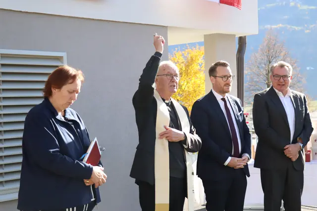 Pfarrer Stanislaus Majewski segnete das Haus mit den neuen Mieterinnen und Mietern. | Foto: HT/Karg/Kendlbacher