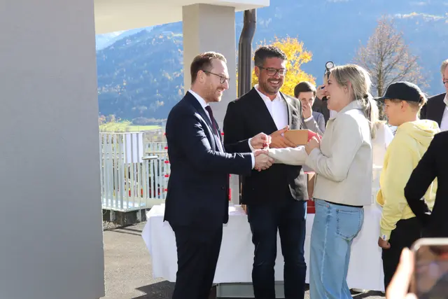 LH Stv. Philip Wohlgemuth und Bgm. Markus Freimüller übergeben den neuen Mieterinnen und Mietern die Schlüssel. | Foto: HT/Karg/Kendlbacher