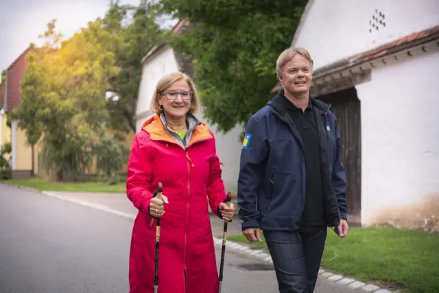 VP-Landeshauptfrau Johanna Mikl-Leitner und Geschäftsführer Michael Duscher zu Fuß unterwegs. | Foto: Daniela Matejschek 