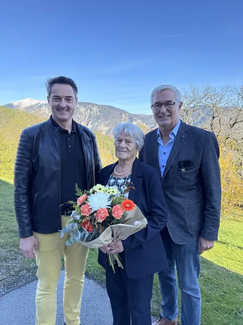 Sieglinde Loibl feierte einen halbrunden Geburtstag. Dazu gab's freilich Blumen. | Foto: Gemeinde Payerbach