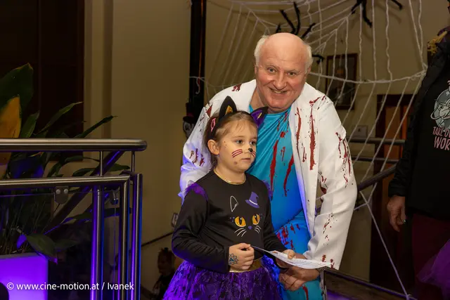 Sophia, die kleine schwarze Katze mit Bürgermeister Ernst Wendl. | Foto: www.cine-motion.at / Ivanek