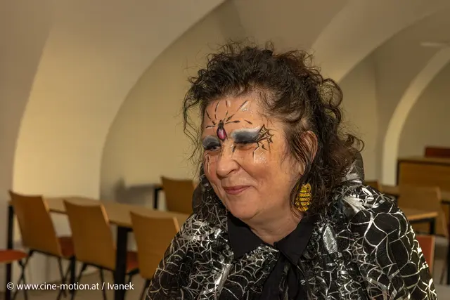 Gemeinderätin Ulrike Artner mit dabei bei den Spielestationen. | Foto: www.cine-motion.at / Ivanek