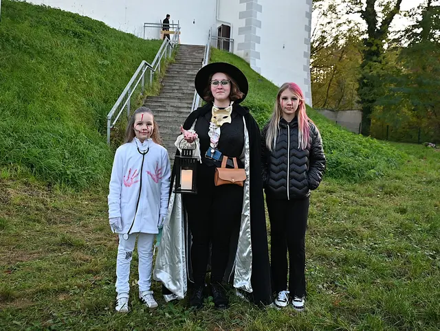 Viola und Fabienne mit Schlossführerin Gloria | Foto: Gerlinde Siebenhandl