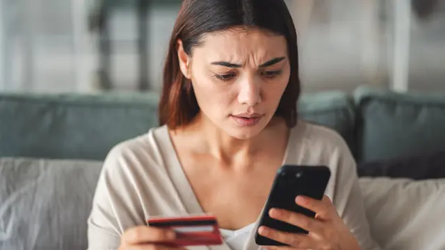 Sie habe ihre Kreditkartendaten preisgeben. (Symbolfoto)  | Foto: stock.adobe.com/at/sebra  