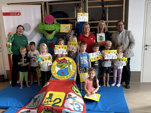 V. r.: Bürgermeister Bernhard Fischer, Kindergartenleiterin Ulrike Praschl, ASKÖ Landesgeschäftsführerin Anita Rackaseder, Hopsi Hopper und Bewegungstrainerin Sandra Braid. | Foto: ASKÖ