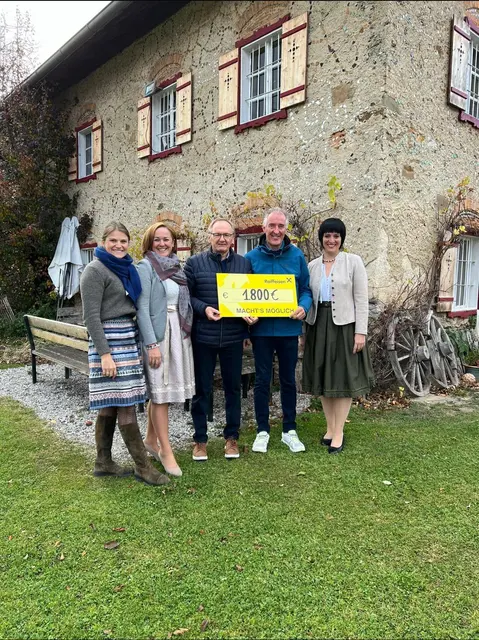 Die Veranstalterinnen Sonja Wagner, Katrin Feldinger und Marlene Huber übergaben den Erlös des 1. Regionalmarkts in Elixhausen in Höhe von 1.800 Euro an Obmann Josef Zehentner und Kassier Christof Wagenhofer des Hilfsdienstes Elixhausen. | Foto: Sonja Wanger