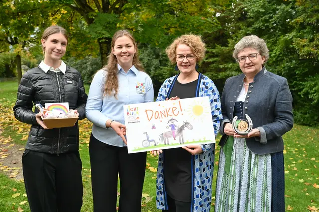 Foto (v.l.n.r.): Schülerin Jana Edling, Sozialarbeiterin Charlotte Grünberger (Lichtblickhof), Bildungs-Landesrätin Christiane Teschl-Hofmeister und Direktorin Rosina Neuhold | Foto: Jürgen Mück