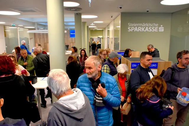 Zahlreiche Gäste tummelten sich bei der Eröffnung, um ihr Kleingeld einzusparen und sich die neuen Räumlichkeiten anzuschauen.  | Foto: MeinBezirk/Helmut Riedl