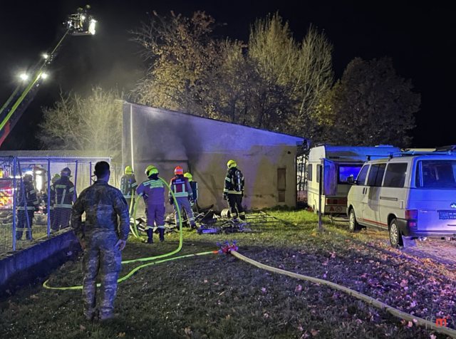 Feuerwehr und Bundesheer arbeiteten bei der Brandbekämpfung in der Kaserne Hand in Hand. | Foto: Freiwillig Feuerwehr Mistelbach