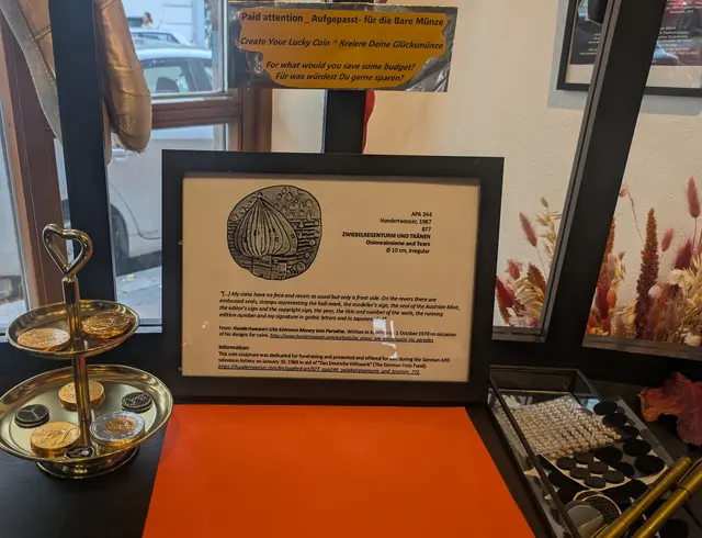 Tropfenbaum-Gestaltungsbereich im Kunst-Café, Hundertwasserhaus: "Lucky coin" angeleitet mit Hundertwasser´s Münze-Kreation | Foto: Tatjana Christelbauer