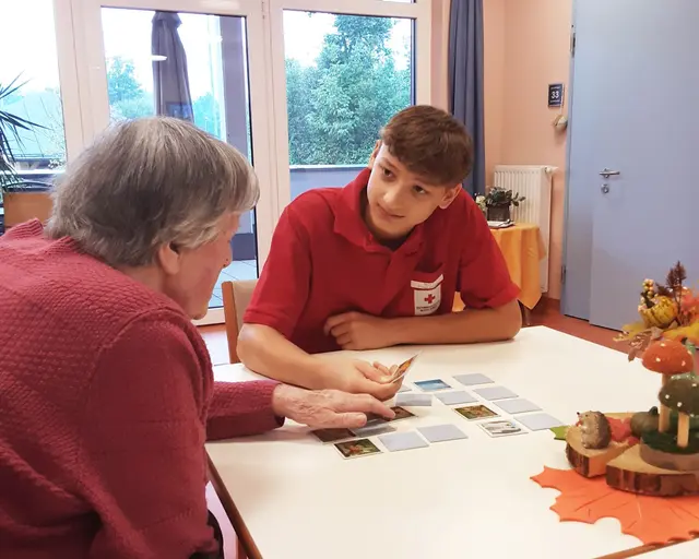Die Pflegelehrlinge unterstützen die Bewohner:innen in ihrer Freizeitgestaltung. | Foto: (c) Rotes Kreuz Salzburg