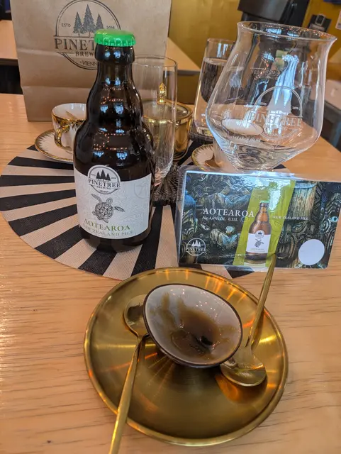 Aotearoa Bier und Reqarewa Honig aus Neusseland im Kunst-Café, Hundertwasserhaus | Foto: Tatjana Christelbauer