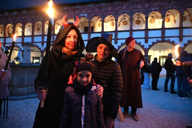 Mutige Besucher begaben sich auf eine geheimnisvolle Reise durch die Schallaburg | Foto: Gerlinde Siebenhandl