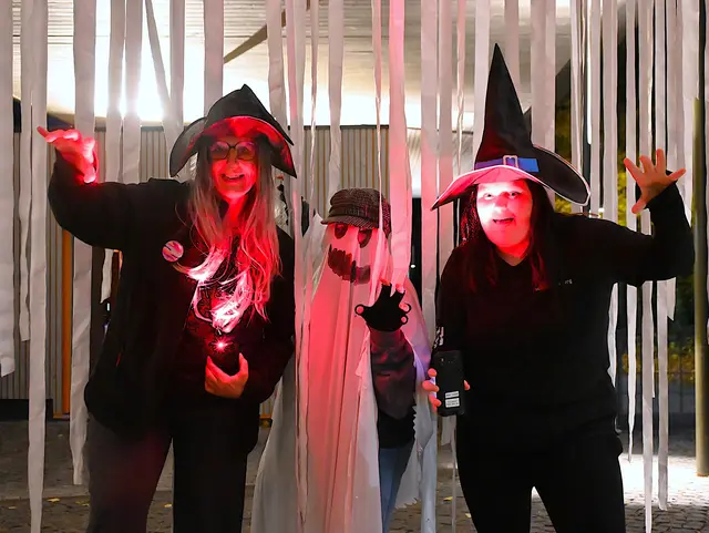 'Hexen' Daniella und Leonie mit 'Schlossgespenst' Lisa | Foto: Gerlinde Siebenhandl