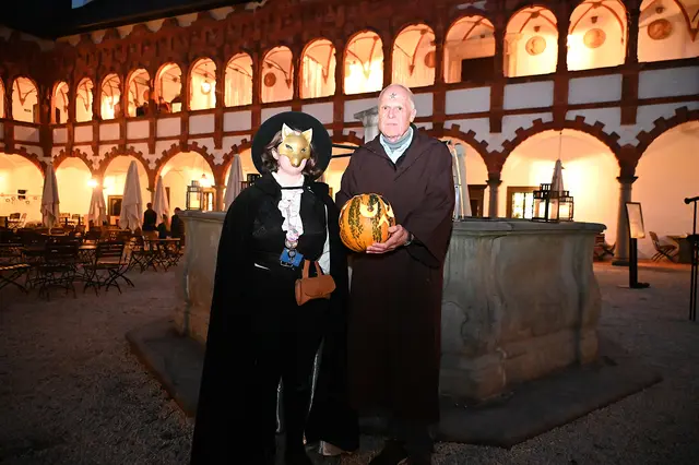 Führten durch das Schloss: Gloria Heimberger als 'Hundefräulein' und Graf Georg Clam | Foto: Gerlinde Siebenhandl