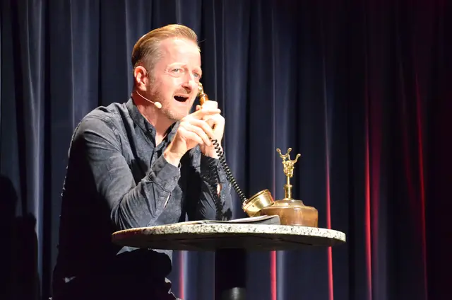 15 Jahre kabarettistisch rückgeblickt servierte Markus Koschuh am Freitag im Treibhaus Innsbruck. | Foto: Sabine Schletterer