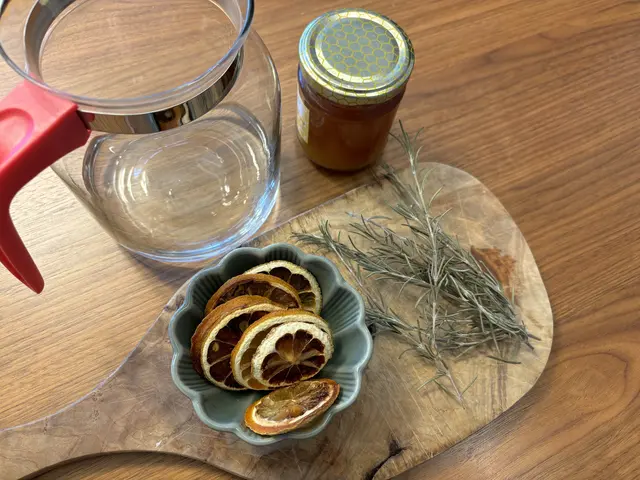 Zutaten für den Tee: Rosmarin, Zitronenscheiben, Honig. | Foto: MeinBezirk