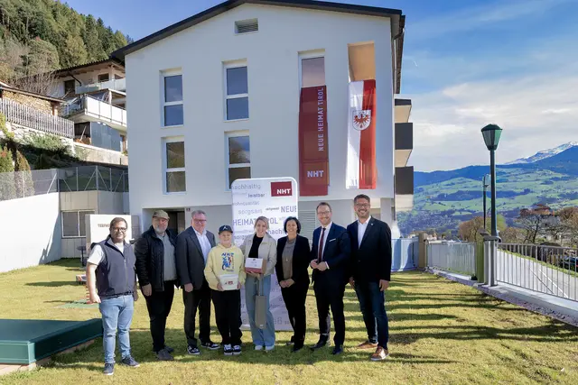 Christian Rauth (Baufirma Bodner), Architekt Dietmar Ewerz, NHT-Geschäftsführer Johannes Tratter, Vizebürgermeisterin Daniela Pfurtscheller, LH-Stellvertreter Philip Wohlgemuth und Bürgermeister Markus Freimüller freuen sich mit Maximilian und Carmen Lackner über die gelungene Umsetzung des Projekts am Terfnerweg.  | Foto: HT/Karg/Kendlbacher