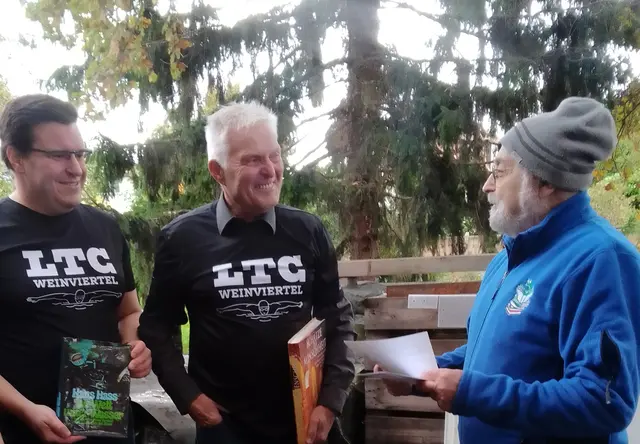 500 Euro übergab Edi Seidl (re.) an Matthias und Franz Prandstetter vom LTC-Weinviertel. | Foto: privat