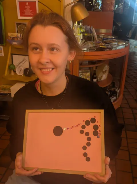 Xenia Zeiler: "Sonnenregen" Kunstwerk gestaltet beim Workshop zum Feier des Europäischen Tages der Sprachen 25 im Kunst-Café in Hundertwasserhaus | Foto: Tatjana Christelbauer