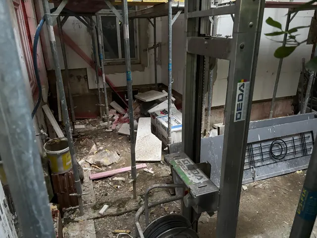 Baumaterialien liegen herum, Müll sammelt sich an – von fertiggestellten Bauarbeiten sehe man laut Anrainer keine Spur. | Foto: zVg