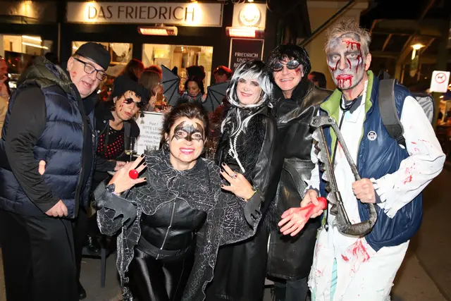 Martin, Jacky, Tanja, Angelika, Niclas und Gerd aus Mödling machten zu Halloween die Kurstadt unsicher. | Foto: Manfred Wlasak