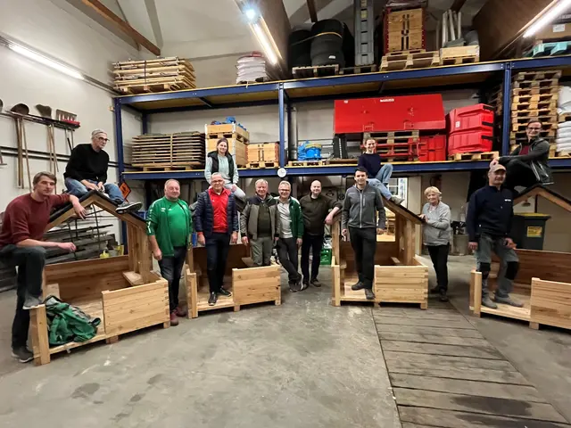 Freiwillige Helfer:innen bauten die vier neuen Spielhäuschen für den Kindergartenspielplatz in Ernsthofen auf. | Foto: Team Bgm Karl Huber