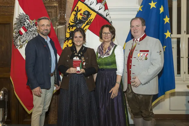 Thomas Aichhorn, Pädagogisch-Künstlerischer Landesdirektor Musikum Salzburg, Lucia Luidold, Leiterin des Referats Volkskultur, kulturelle Erbe und Museen Land Salzburg und Balthasar Gwechenberger, Landesobmann Salzburger Blasmusikverband mit Lena Wimmer, Lofer (Prüfung Kapellmeisterin). | Foto: Land Salzburg