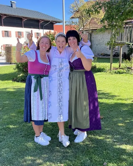 Mit viel Sonnenschein, guter Stimmung und zahlreichen Besucherinnen und Besuchern fand am Samstag, den 20. September, der erste Regionalmarkt in Elixhausen statt. Im Bild: Die Veranstalterinnen Sonja Wagner, Katrin Feldinger und Marlene Huber. | Foto: Wagner, Huber, Feldinger