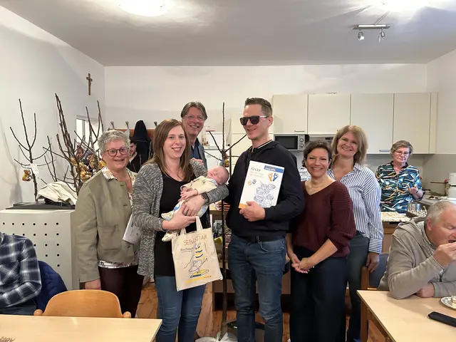 Mit liebevoll überreichten Lebensbäumchen begrüßte die Gemeinde ihre jüngsten Bürger. | Foto: Gemeinde Sigmundsherberg