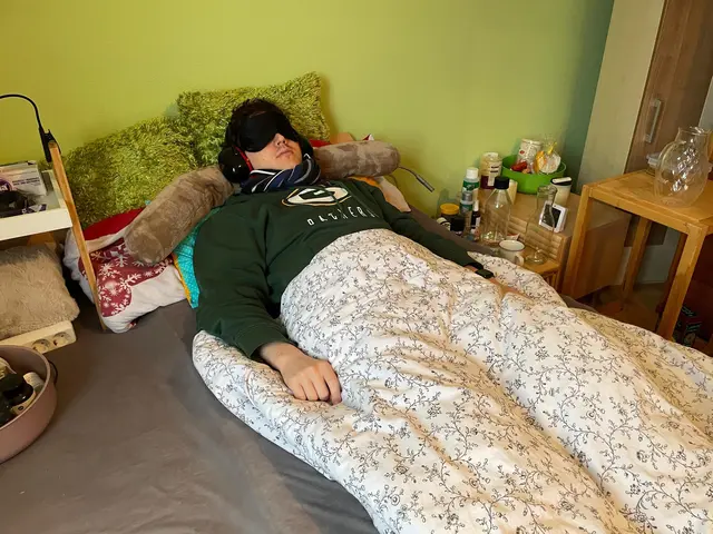 Niklas Astleitner hat ME/CFS. Der einst begeisterte Hobbysportler ist bettlägerig, soziale Kontakte sind ihm unmöglich. Kopfhörer und Augenbinde schützen ihn vor Licht und Geräuschen. | Foto: Susanna Astleitner